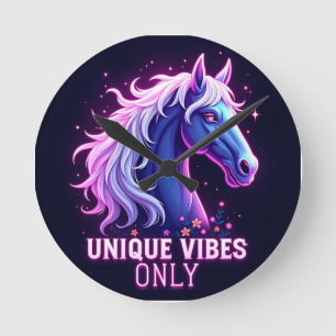 Levendige Neon Paard Illustratie met Unieke Tekst Ronde Klok