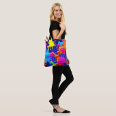 Levendige neonspatten op donkere canvas tote bag (Op model)