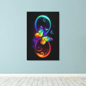 Levendige oneindigheid met regenboogvlinder op zwa canvas afdruk (Insitu (Houten vloer))