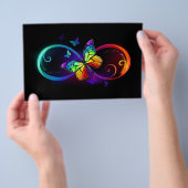 Levendige oneindigheid met regenboogvlinder op zwa flyer (Hand)