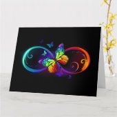Levendige oneindigheid met regenboogvlinder op zwa kaart (Gele Bloem)