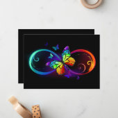 Levendige oneindigheid met regenboogvlinder op zwa notitiekaartje (Voorkant / Achterkant in situ)