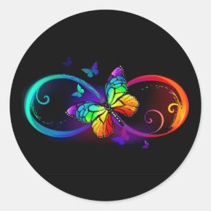 Levendige oneindigheid met regenboogvlinder op zwa ronde sticker