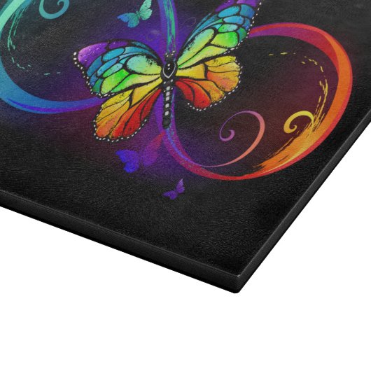 Levendige oneindigheid met regenboogvlinder op zwa snijplank (Hoek)