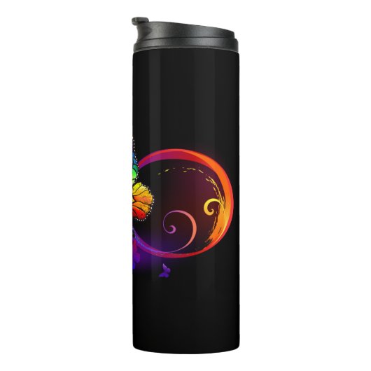 Levendige oneindigheid met regenboogvlinder op zwa thermosbeker (Geroteerd rechts)