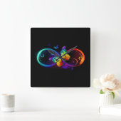 Levendige oneindigheid met regenboogvlinder op zwa vierkante klok (Huis)