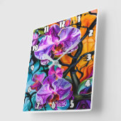 Levendige orchidee bloeit tegen een kenmerkende ac vierkante klok (Hoek)