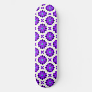 Levendige paarse bloemen en bladmotieven persoonlijk skateboard