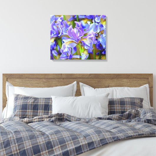Levendige Paarse Irises in mei Canvas Afdruk (Insitu (Slaapkamer))