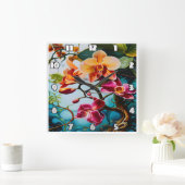 Levendige Paarse orchideeën tegen een kleurrijke a Vierkante Klok (Huis)