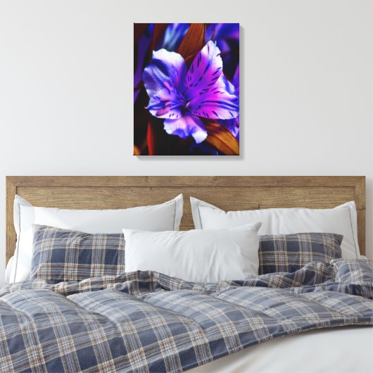 Levendige Paarse Tiger Lily Art Wrapped Canvas (Insitu (Slaapkamer))