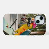 Levendige papegaai op skateboard iPhone 15 case (Achterkant horizontaal)