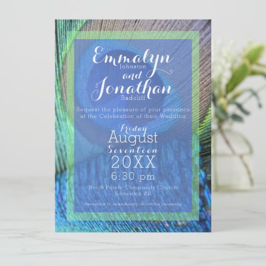 Levendige Peacock Feather Moderne uitnodiging (Staand voorkant)