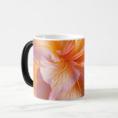 Levendige Perzik Hibiscus Bloem Magische Mok (Voorkant links)