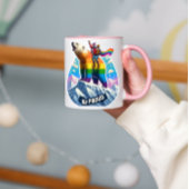 Levendige polar beer Perched op berg met meisjes Mok