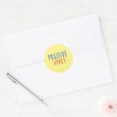 Levendige positieve vibes typografie ronde sticker (Envelop)