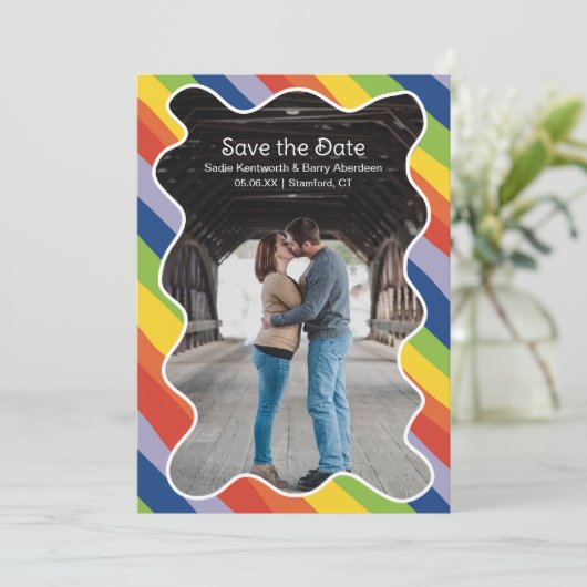 Levendige regenboog Squiggle Lijst Modern Wedding Save The Date (Staand voorkant)