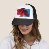 Levendige rode Amaryllis bloem Trucker Pet (In situ)