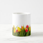 Levendige rode en gele tulpen Fresh Floral Design Magische Mok (Center)