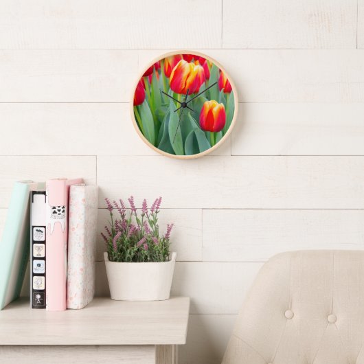 Levendige rode en gele tulpen in de lentetuin (Leeskamer)