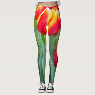 Levendige rode en gele tulpen in de lentetuin leggings