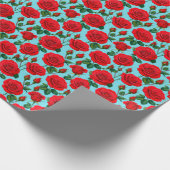 Levendige rode rozen op een lichtblauwe achtergron cadeaupapier (Hoek)