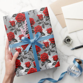 Levendige rode rozen op een metalen zilveren achte cadeaupapier