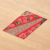 Levendige rode stof met ingewikkelde bloemen en acryl uitnodigingen (Laagn)