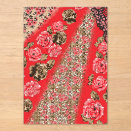 Levendige rode stof met ingewikkelde bloemen en acryl uitnodigingen