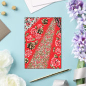 Levendige rode stof met ingewikkelde bloemen en acryl uitnodigingen (Insitu (Huwelijk))