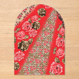 Levendige rode stof met ingewikkelde bloemen en acryl uitnodigingen