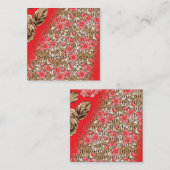 Levendige rode stof met ingewikkelde bloemen en informatiekaartje (Voorkant / Achterkant)