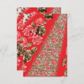 Levendige rode stof met ingewikkelde bloemen en informatiekaartje (Voorkant / Achterkant)