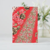 Levendige rode stof met ingewikkelde bloemen en informatiekaartje (Staand voorkant)