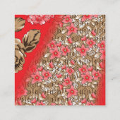 Levendige rode stof met ingewikkelde bloemen en informatiekaartje (Achterkant)