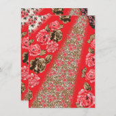 Levendige rode stof met ingewikkelde bloemen en informatiekaartje (Voorkant / Achterkant)