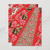 Levendige rode stof met ingewikkelde bloemen en informatiekaartje (Voorkant / Achterkant)