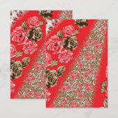 Levendige rode stof met ingewikkelde bloemen en informatiekaartje (Voorkant / Achterkant)