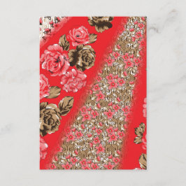 Levendige rode stof met ingewikkelde bloemen en informatiekaartje