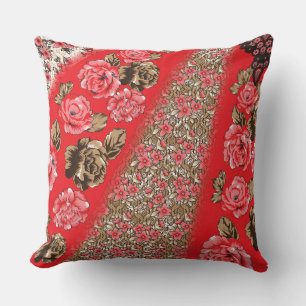 Levendige rode stof met ingewikkelde bloemen en kussen