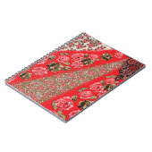 Levendige rode stof met ingewikkelde bloemen en notitieboek (Linkerzijde)