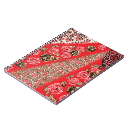 Levendige rode stof met ingewikkelde bloemen en notitieboek (Linkerzijde)