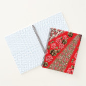 Levendige rode stof met ingewikkelde bloemen en notitieboek (Binnen)