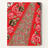 Levendige rode stof met ingewikkelde bloemen en notitieboek (Achterkant)