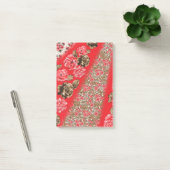 Levendige rode stof met ingewikkelde bloemen en post-it® notes (Kantoor)