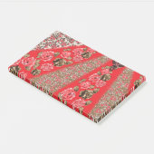 Levendige rode stof met ingewikkelde bloemen en post-it® notes (Schuin)