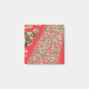 Levendige rode stof met ingewikkelde bloemen en post-it® notes