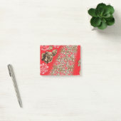 Levendige rode stof met ingewikkelde bloemen en post-it® notes (Kantoor)