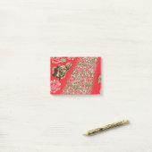 Levendige rode stof met ingewikkelde bloemen en post-it® notes (Op bureau)