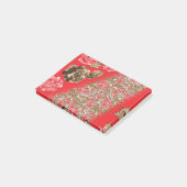 Levendige rode stof met ingewikkelde bloemen en post-it® notes (Schuin)